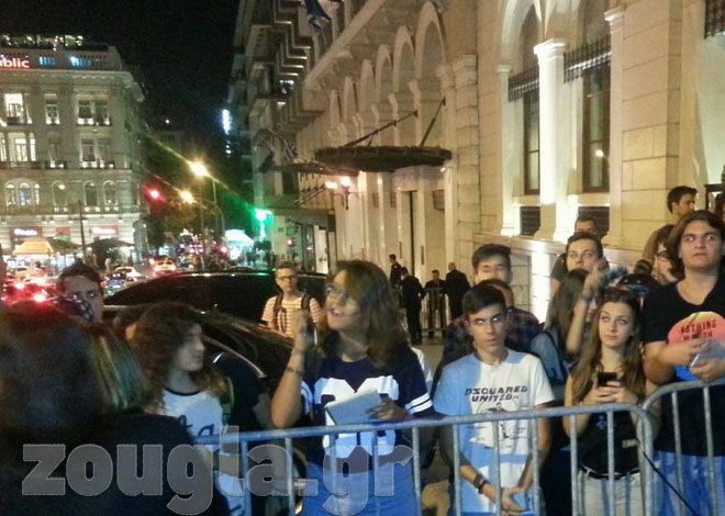Θαυμαστές της ποπ σταρ στο κέντρο της Αθήνας