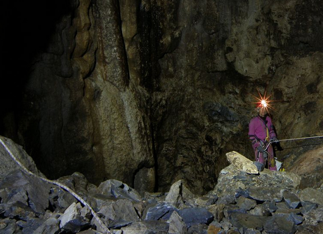 Οι δυσκολίες εξερεύνησης ενός τόσο βαθύ σπηλαίου είναι τεράστιες