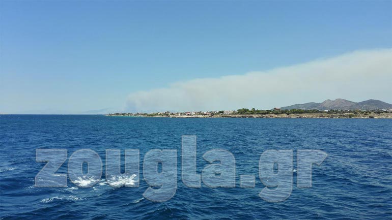 Η φωτιά όπως φαίνεται από την Αίγινα