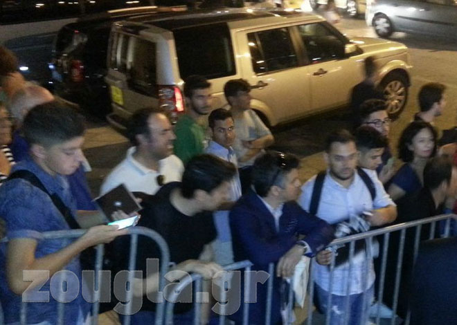 Φωτορεπόρτερ και θαυμαστές έξω από το Grande Bretagne