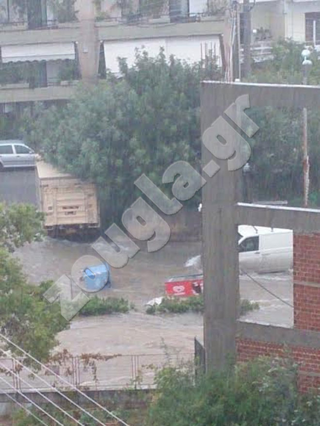 Χείμαρροι παρέσυραν ψυγεία και κάδους απορριμμάτων