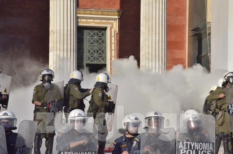 Σύννεφο... χημικών στα Προπύλαια