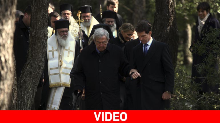 Υποβασταζόμενος ο Κωνσταντίνος στο μνημόσυνο των γονιών του