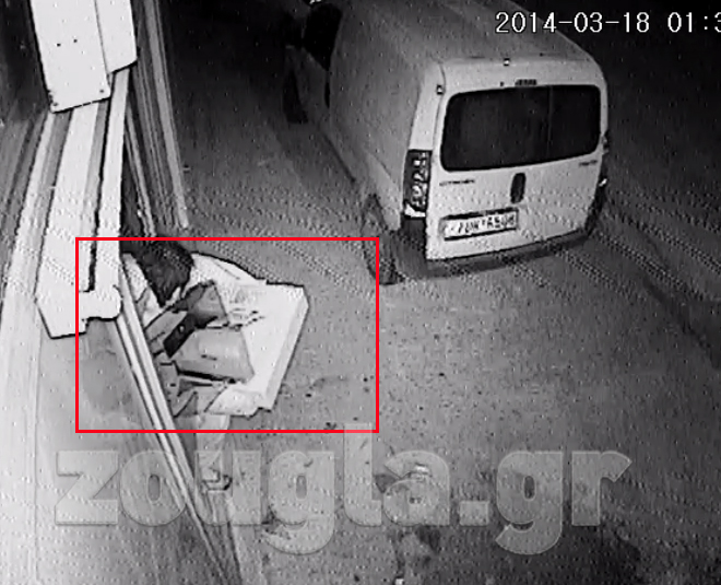 Αρπάζει την ταμειακή μηχανή