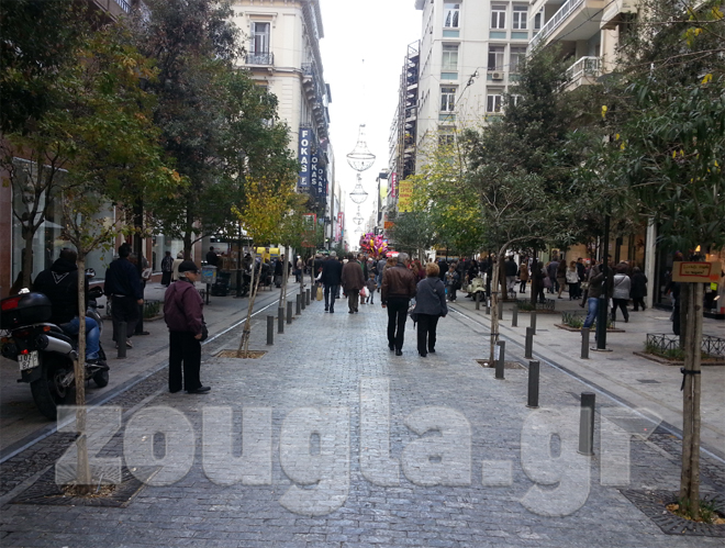 Οι περισσότεροι καταναλωτές περιδιαβαίνουν την Ερμού το πρωί του Σαββάτου δίχως να ψωνίζουν