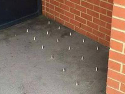 Έβαλαν καρφιά στο πεζοδρόμιο για να μην κοιμούνται οι άστεγοι