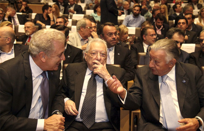 Aβραμόπουλος, Μολυβιάτης, Βαρβιτσιώτης-πίσω διακρίνονται οι Μιχαλολιάκος, Σταϊκούρας και Κουμουτσάκος