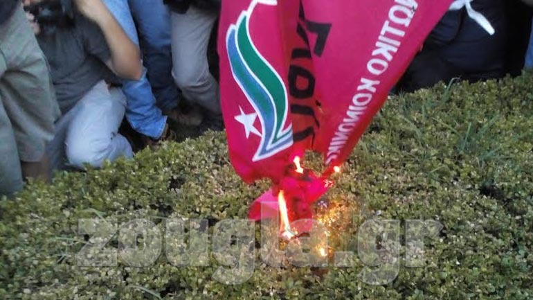 Πολίτης έκαψε τη σημαία του ΣΥΡΙΖΑ