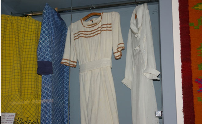 Παραδοσιακές φορεσιές και νυφικά στις προθήκες