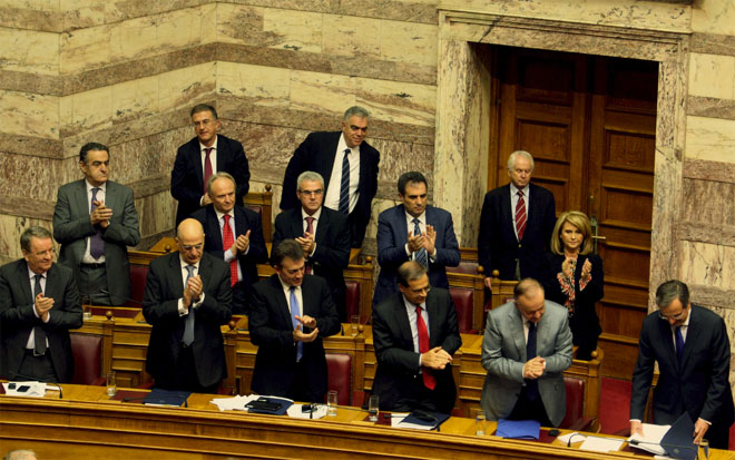 Xειροκροτήματα μετά την ψήφο εμπιστοσύνης