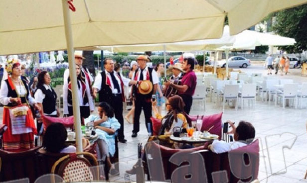 Παραδοσιακά συγκροτήματα τραγουδούν για τον Εμίρη