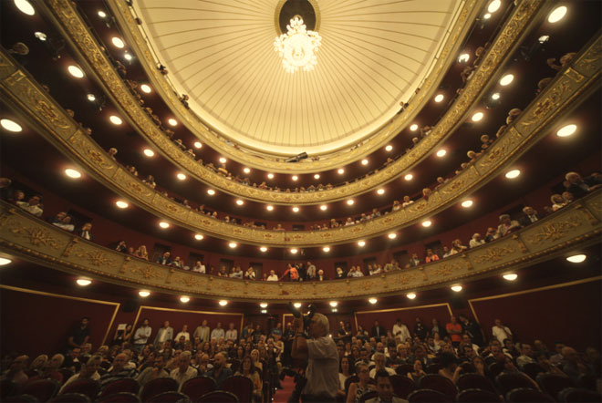 Πλήθος κόσμου στο Δημοτικό Θέατρο