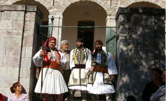 Παραδοσιακές στολές του 21 στην είσοδο του σχολείου-μουσείου