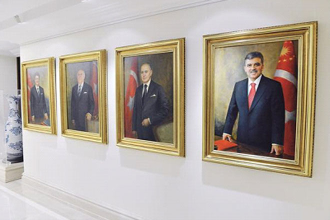 Το πορτρέτο του απερχόμενου προέδρου σε αίθουσα των ανακτόρων Τσανκάγια