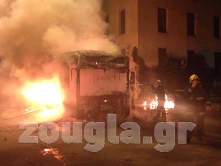 Στάχτη έγινε το αμάξωμα του λεωφορείου του ΟΑΣΑ