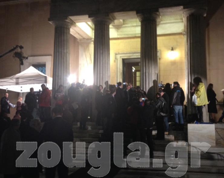 Δεκάδες τηλεοπτικά συνεργεία στη Βουλή