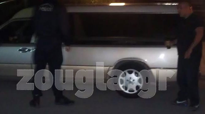 Νεκροφόρα παρέλαβε τη σορό της αδικοχαμένης γυναίκας