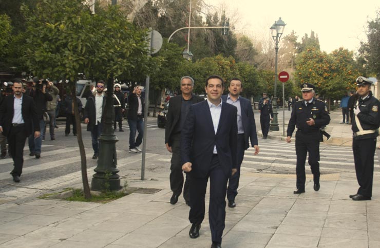 Ο Τσίπρας προσερχόμενος στο Προεδρικό Μέγαρο