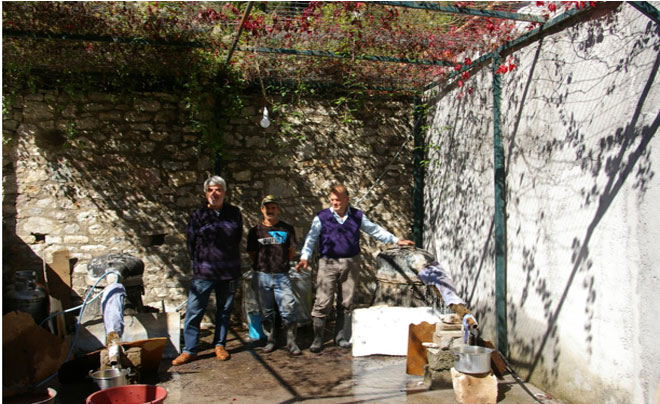 Δύο καζάνια για την παραγωγή τσίπουρου, δούλεψαν νυχθημερόν…