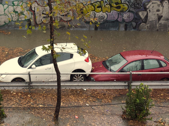 Συγκρούστηκαν Ι.Χ. λόγω των ορμητικών χειμάρρων