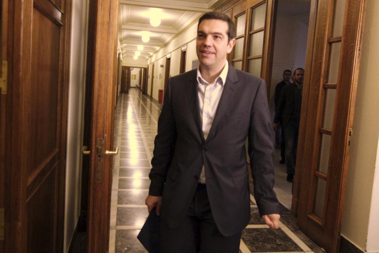 Ο Τσίπρας προσέρχεται στην αίθουσα