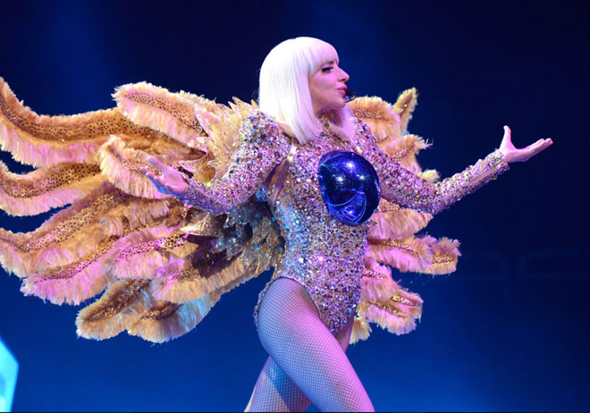 Με φτερά-πλοκάμια εμφανίστηκε η ποπ τραγουδίστρια