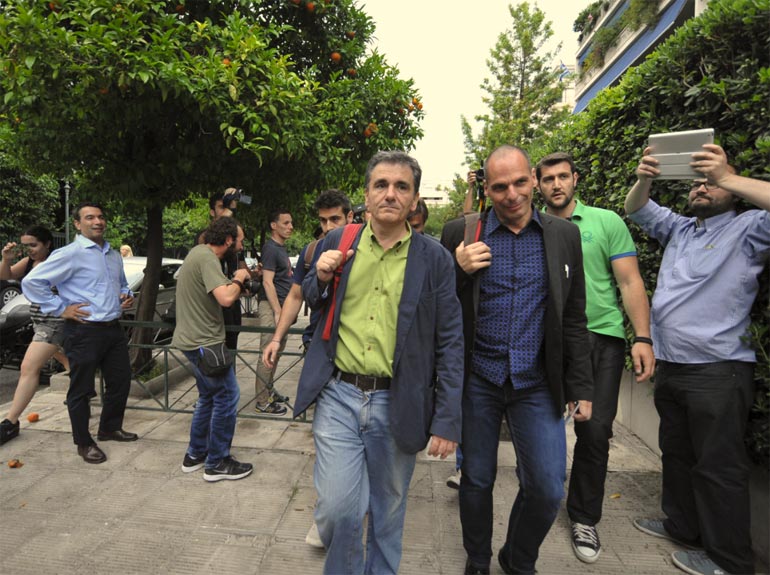 Το δίδυμο του οικονομικού επιτελείου λίγο πριν την ανακοίνωση του περιορισμού κεφαλαίων