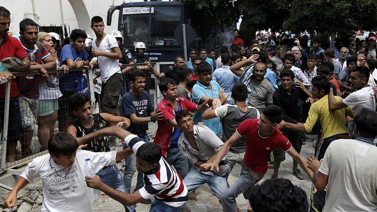 Δεν έλειψαν οι εντάσεις μεταξύ Αφγανών-Πακιστανών και Ιρανών μπροστά από το αστυνομικό τμήμα της Κω