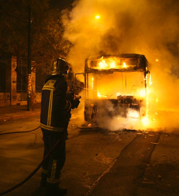 Κατάσβεση της φωτιάς του λεωφορείου