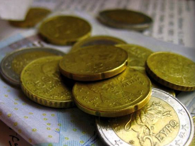 Spiegel: Κανένα αποτέλεσμα από τη μείωση του κατώτατου μισθού στην Ελλάδα