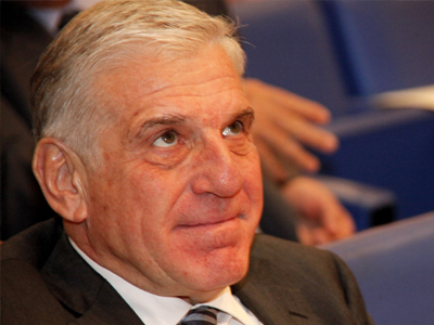 Σφίγγει ο κλοιός γύρω από τον Γιάννο Σφίγγει ο κλοιός γύρω από τον Γιάννο