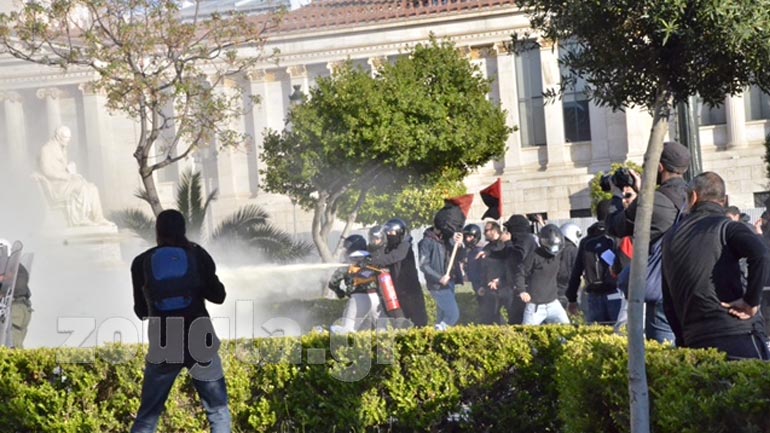 Με... πυροσβεστήρα οι αντιεξουσιαστές