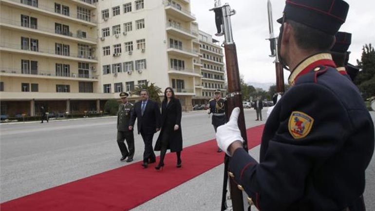 Το άγημα και ο υπουργός περίμεναν την Ζωή