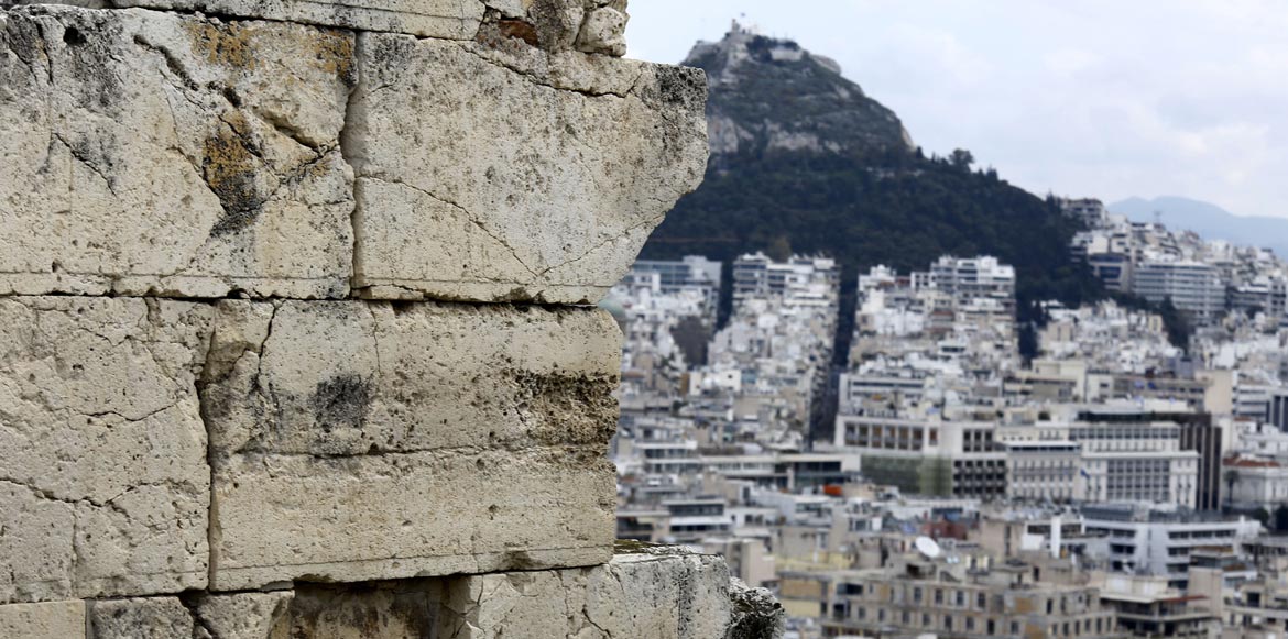 Παρατηρώντας τον ιερό βράχο…