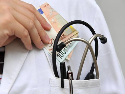 Σε αργία ο καρδιοχειρουργός του Ευαγγελισμού για χρηματισμό