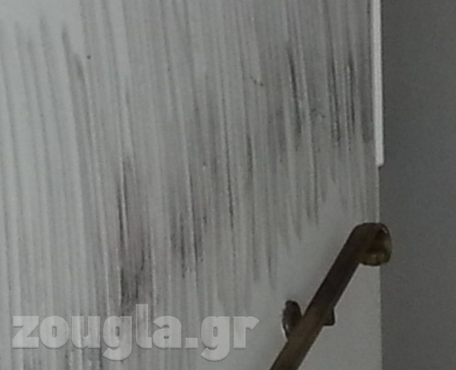 Άνδρες της σήμανσης αναζητούν τυχόν δακτυλικά αποτυπώματα των δραστών