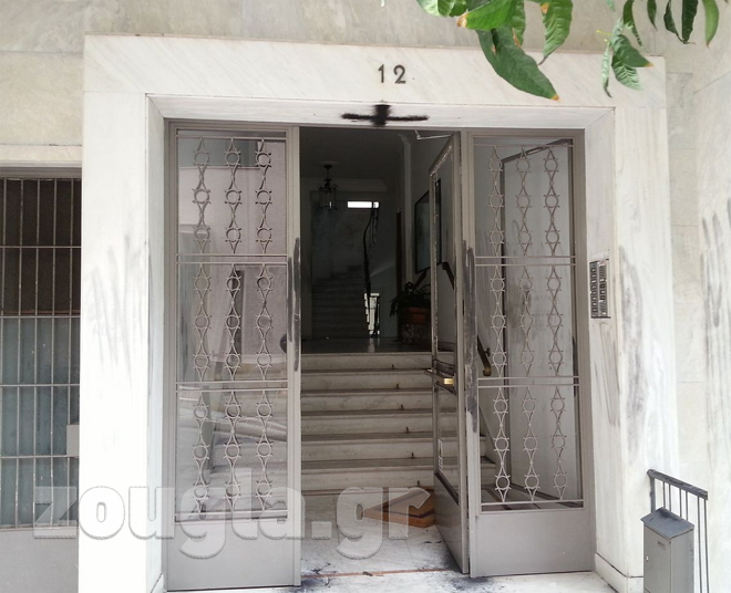 Η είσοδος της πολυκατοικίας