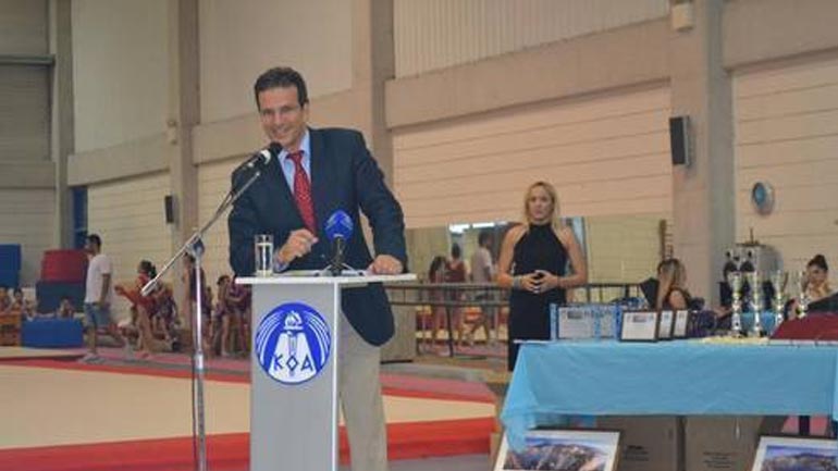 Κύπριος παρουσιαστής πήγε στα δικαστήρια για τις «ερωμένες» του