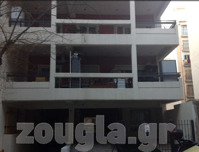 Η είσοδος της πολυκατοικίας