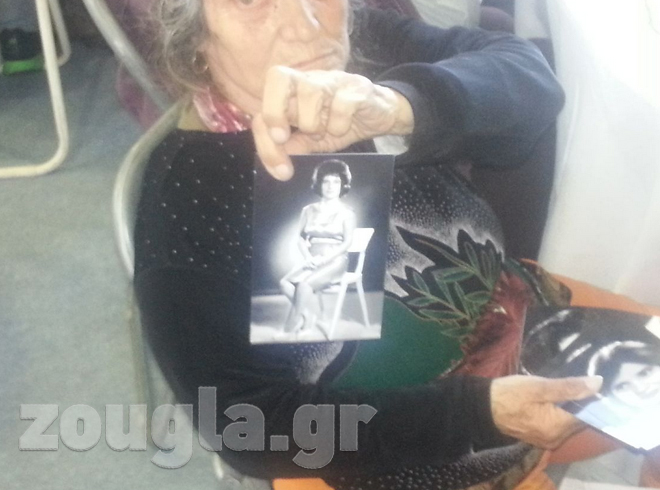 Μία ηλικιωμένη αναπολεί τα νιάτα της