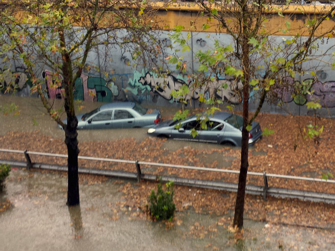 Αυτοκίνητα παρασύρθηκαν στον Κηφισό