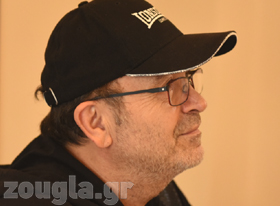 Ο Σταμάτης Γονίδης με κολλημένο το βλέμμα στον Αντώνη