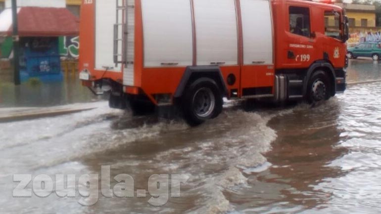 Η πυροσβεστική σπεύδει για άντληση υδάτων