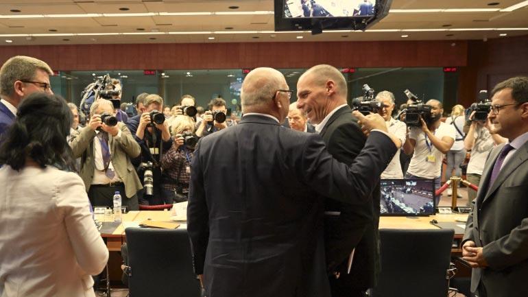 Τα φλας των φωτογραφων άστραψαν...