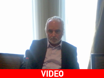 Επιμένει ότι η κυβέρνηση του ΠΑΣΟΚ έσωσε τη χώρα