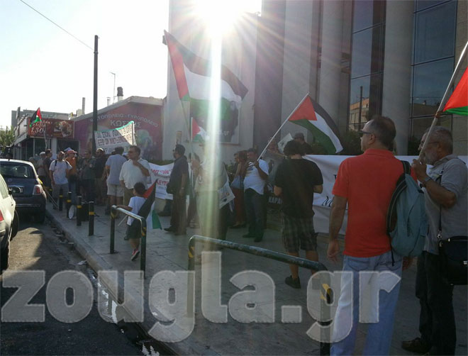 Οι Παλαιστίνιοι με σημαίες