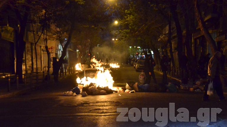 Φωτιά σε κάδους στα Εξάρχεια