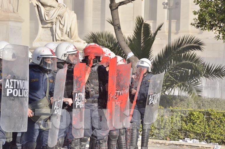 Νεαροί έριξαν κόκκινη μπογιά στους άνδρες των ΥΜΕΤ