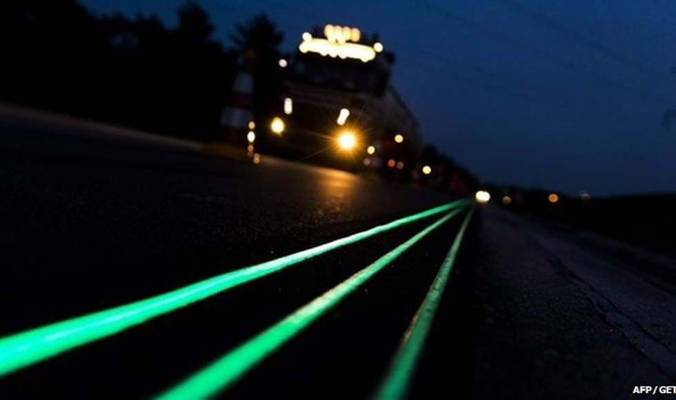 Δρόμος λάμπει στο σκοτάδι