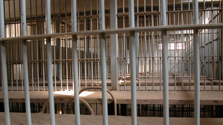 Ειδοποιητήρια κατασχέσεων ακόμη κι αν είστε στο νοσοκομείο ή τη φυλακή…